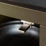Loquet push-pull installé sur un meuble PILOTIS