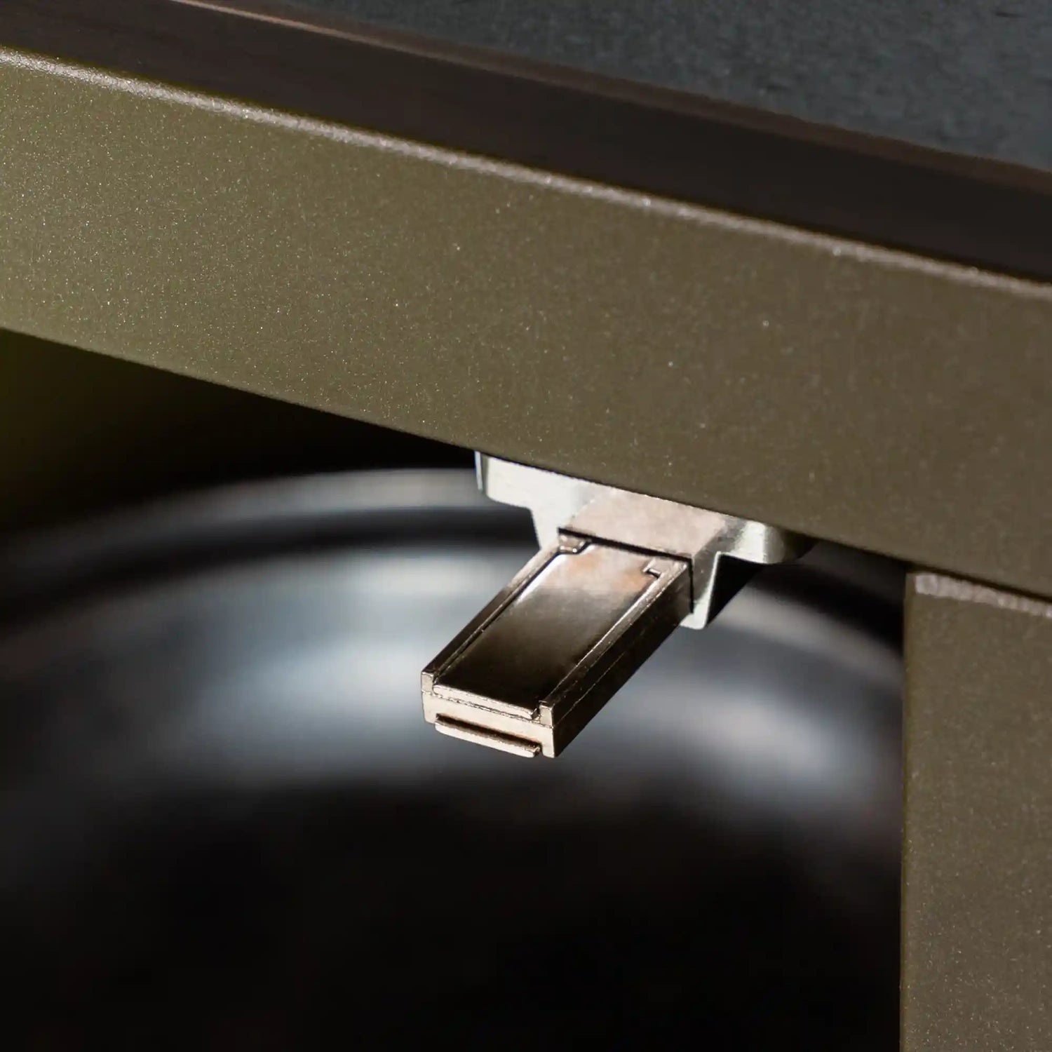 Loquet push-pull installé sur un meuble PILOTIS