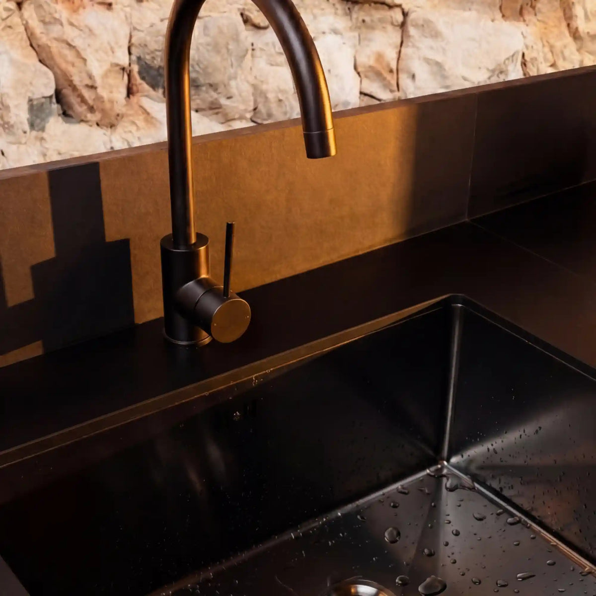 Grifo negro instalado en un fregadero de cocina exterior PILOTIS
::visuel:noir