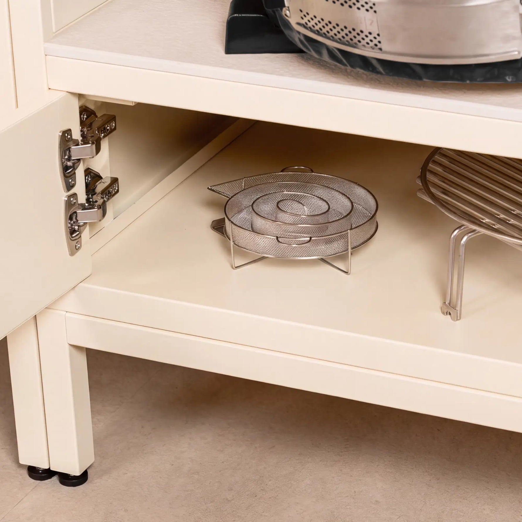 Rangement sous le module kamado Pilotis avec accessoires de cuisson.
::visuel:creme