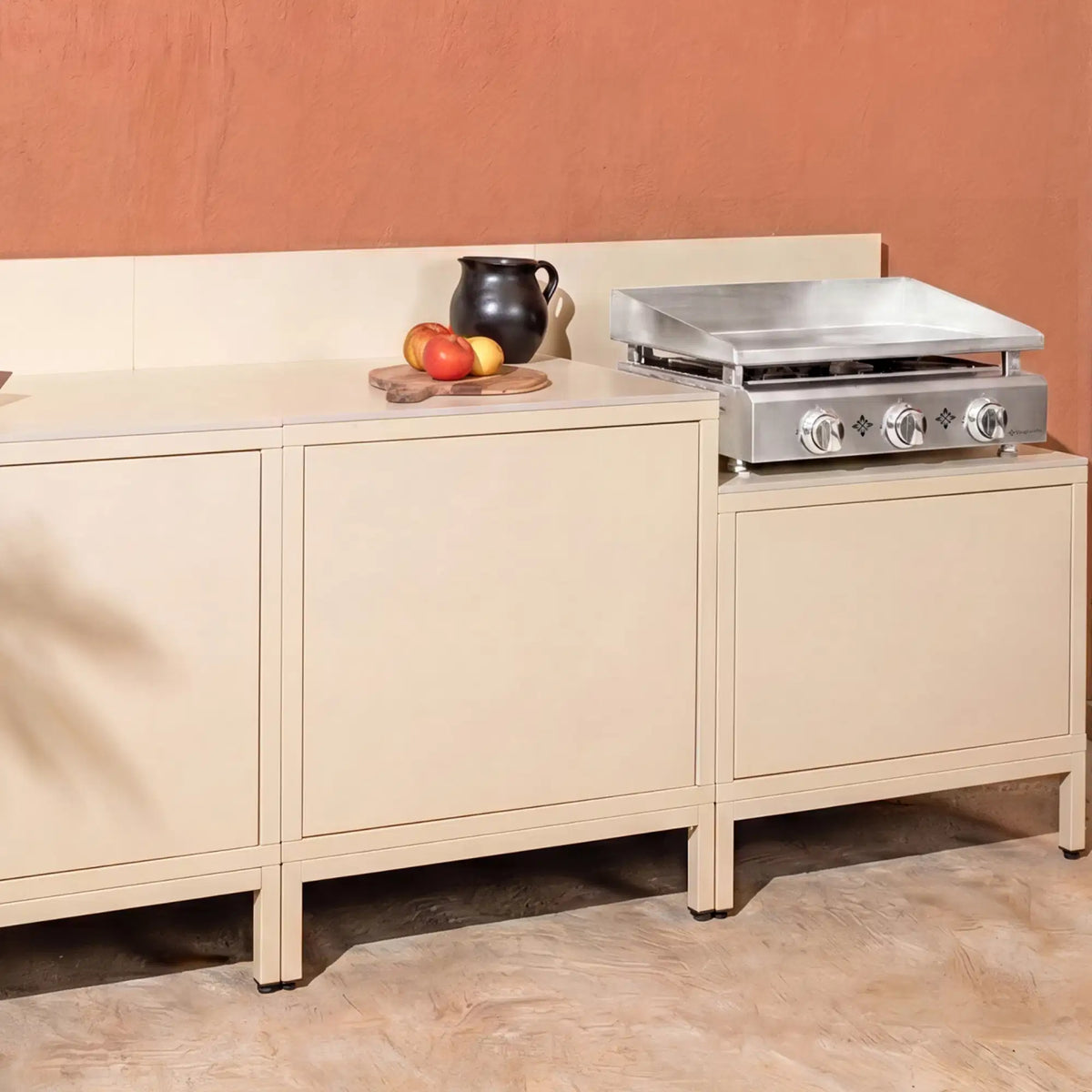 Cocina exterior Pilotis blanco crema con plancha Vivaplancha integrada.
::visuel:creme