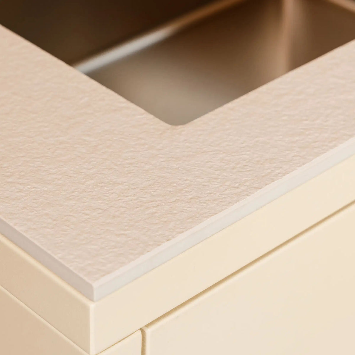 Detalle de la encimera de cerámica blanco crema con fregadero empotrado Pilotis
::visuel:creme