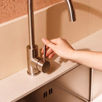 Grifo de acero inoxidable instalado en un módulo fregadero Pilotis con encimera de cerámica blanco crema
::visuel:creme