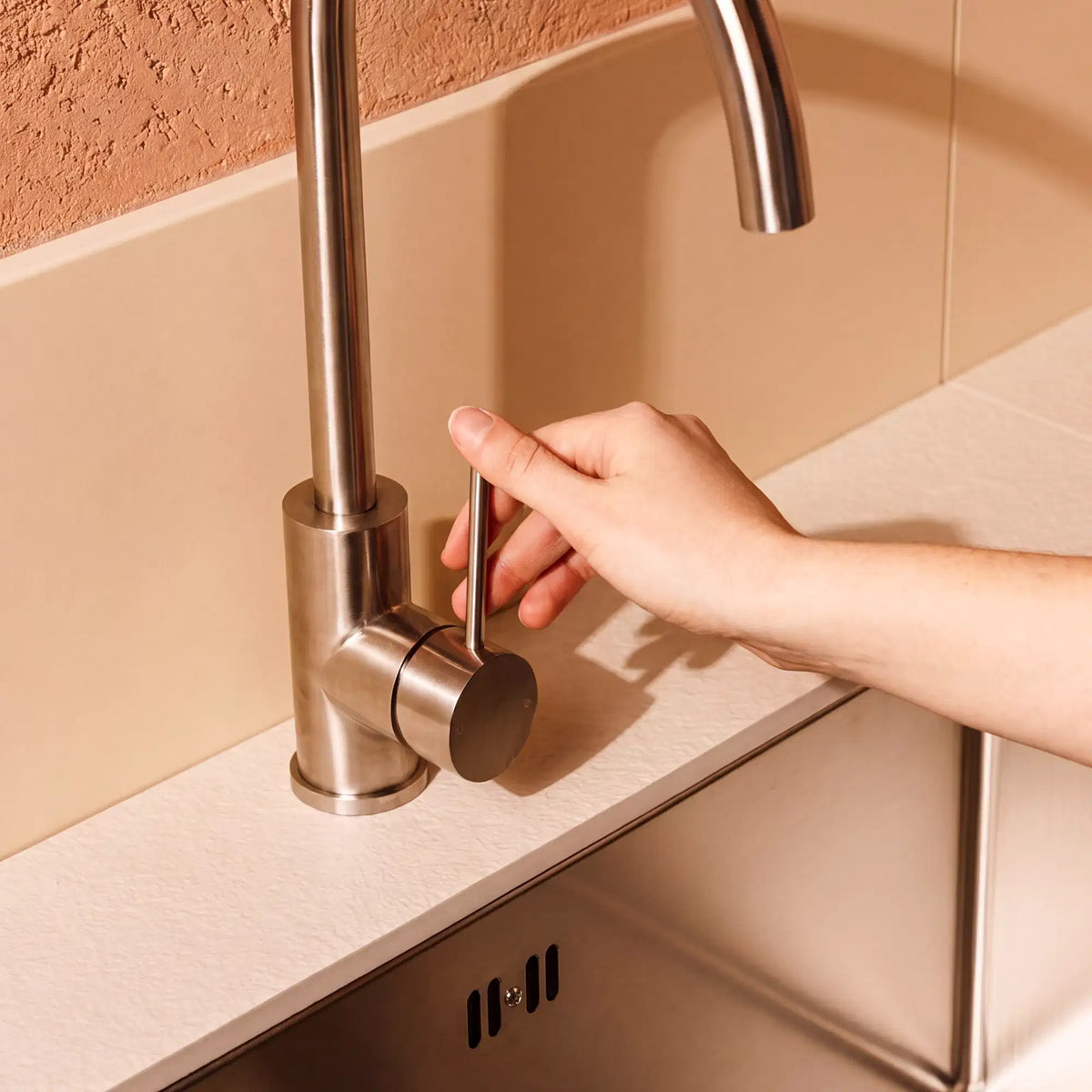 Grifo de acero inoxidable instalado en un módulo fregadero Pilotis con encimera de cerámica blanco crema
::visuel:creme