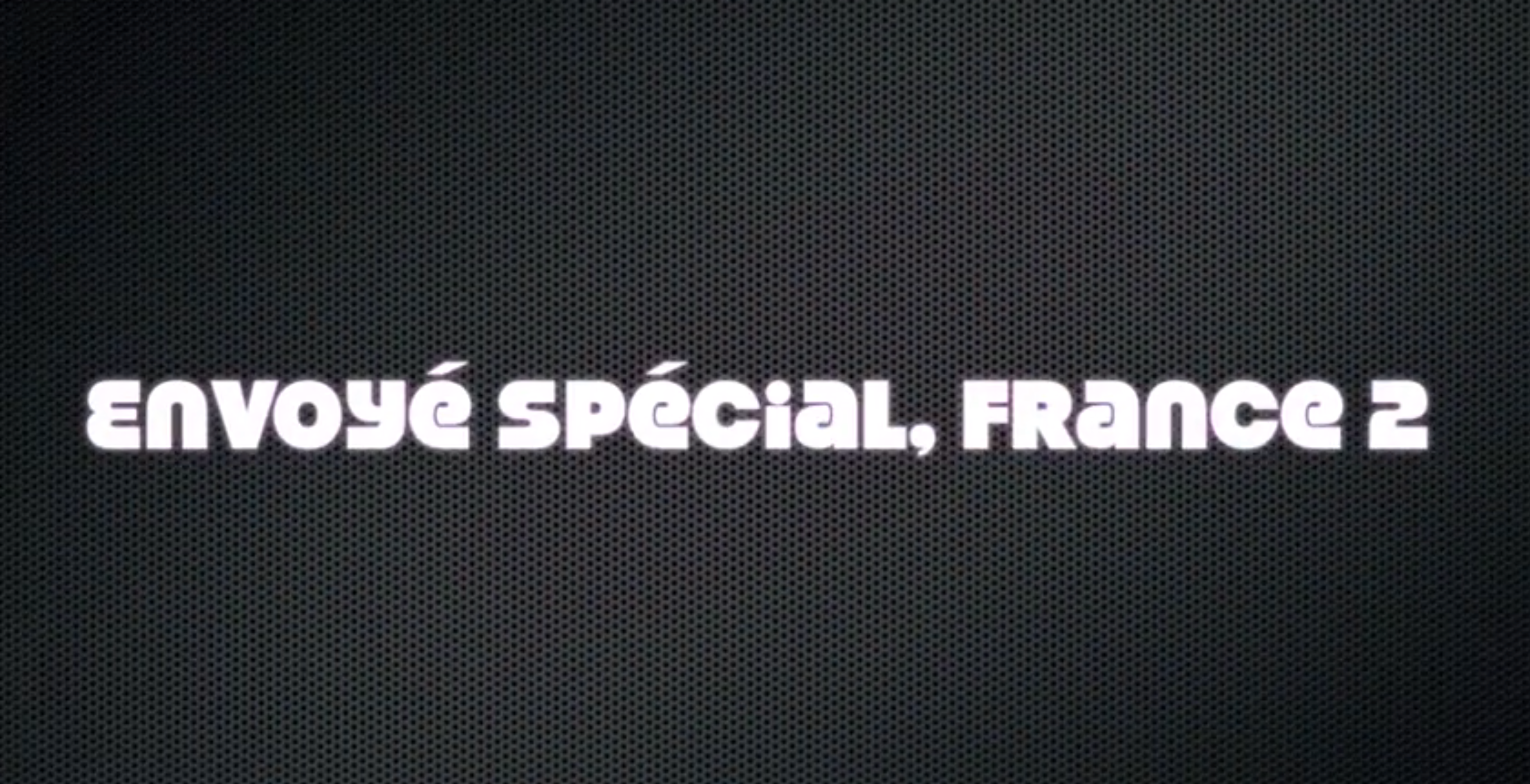 Pantalla de introducción que muestra el texto “Envoyé spécial, France 2” sobre un fondo oscuro con textura.