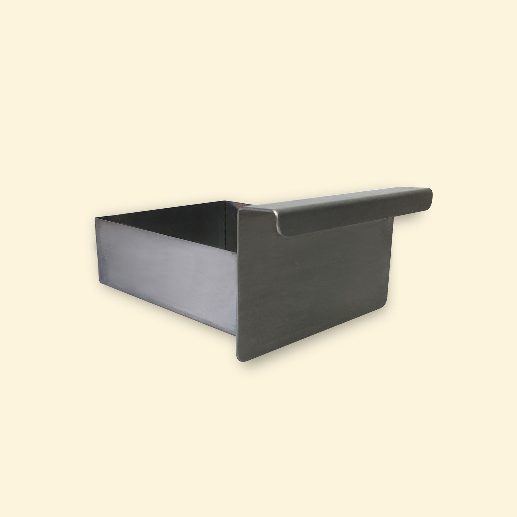 Bac récupérateur de graisses en acier pour plancha gaz Vivaplancha, vu en perspective sur fond beige.