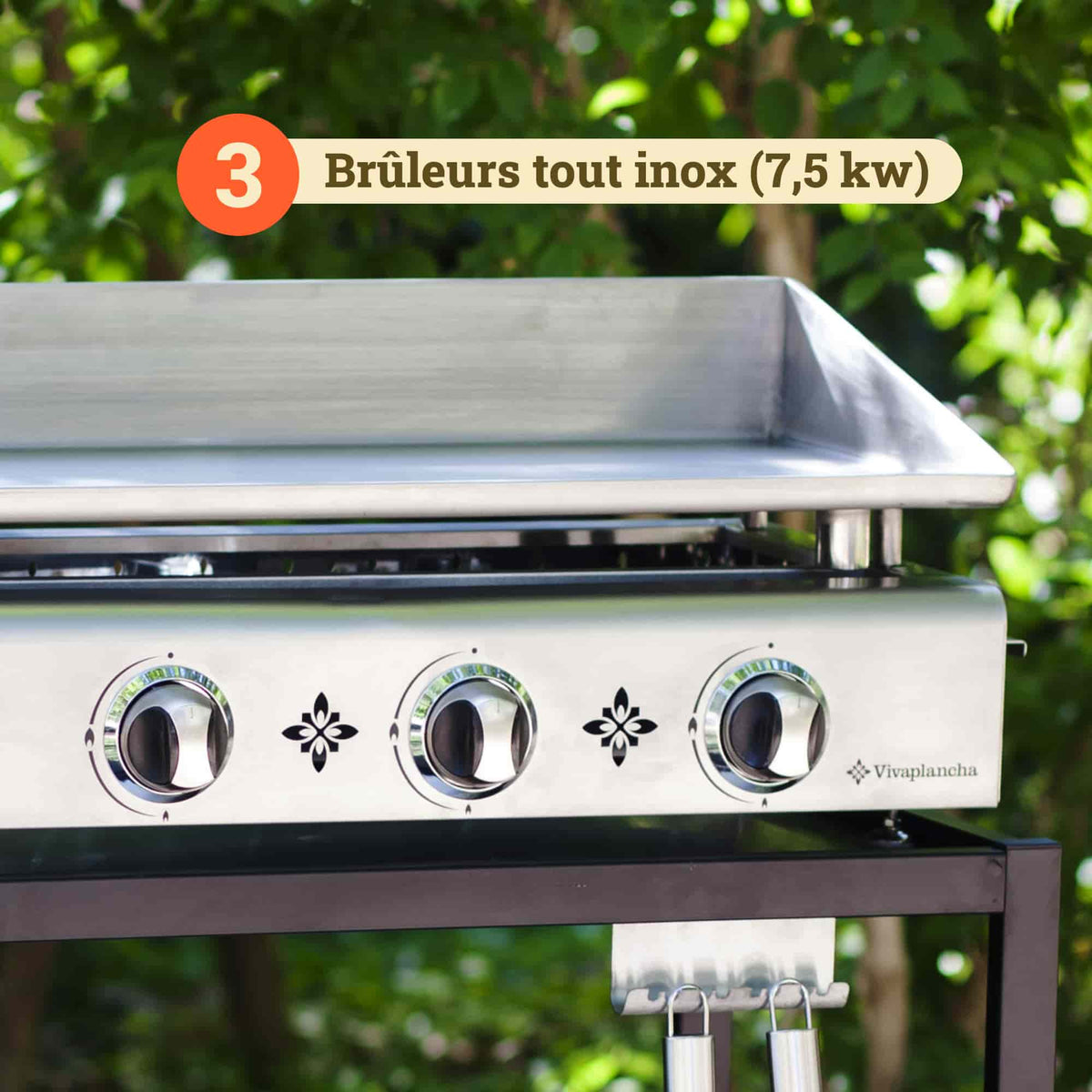 Primer plano de la plancha Vivaplancha mostrando sus tres quemadores totalmente de acero inoxidable (7,5 kW), con los botones de ajuste en el frontal y una insignia que ilustra la potencia de los quemadores.