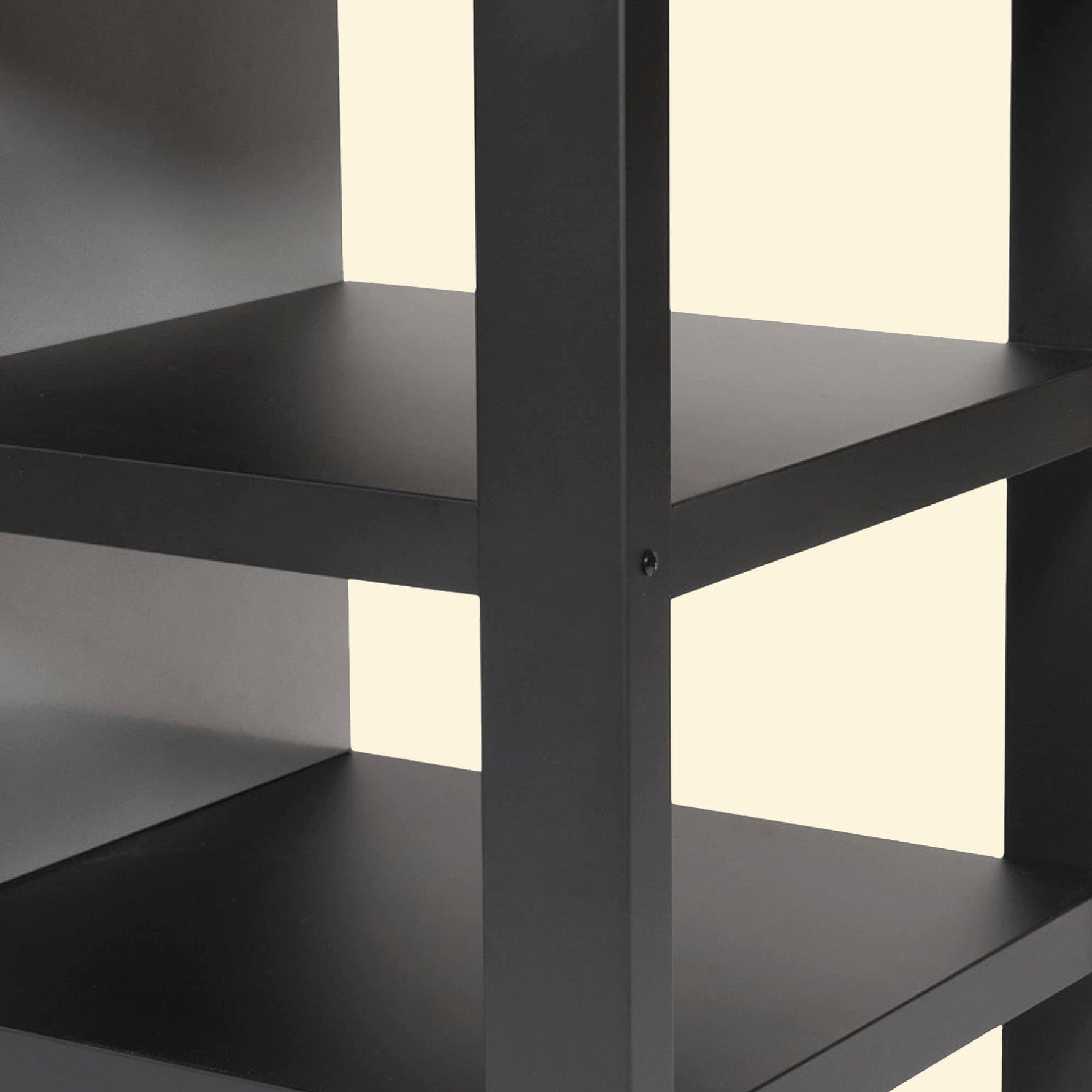 Gros plan sur les étagères latérales en métal noir d’une desserte de plancha, montrant la structure robuste et les plateaux superposés.