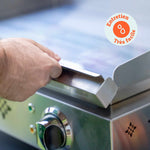 Mano retirando la placa de la plancha Vivaplancha para la limpieza, con una insignia “Mantenimiento muy fácil” mostrada en la parte superior derecha.