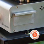 Enfoque en el recogedor de grasa de acero inoxidable de una plancha Vivaplancha, con una etiqueta “Mantenimiento muy fácil” que indica la sencillez de limpieza.