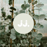 Feuilles d’eucalyptus vertes avec logo jj., symbolisant la senteur Citronnelle & Eucalyptus. 
