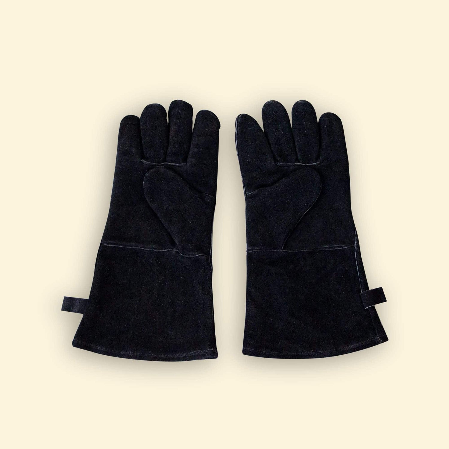Paire de gants de protection en cuir noir, longs et résistants à la chaleur, présentés à plat sur fond clair.