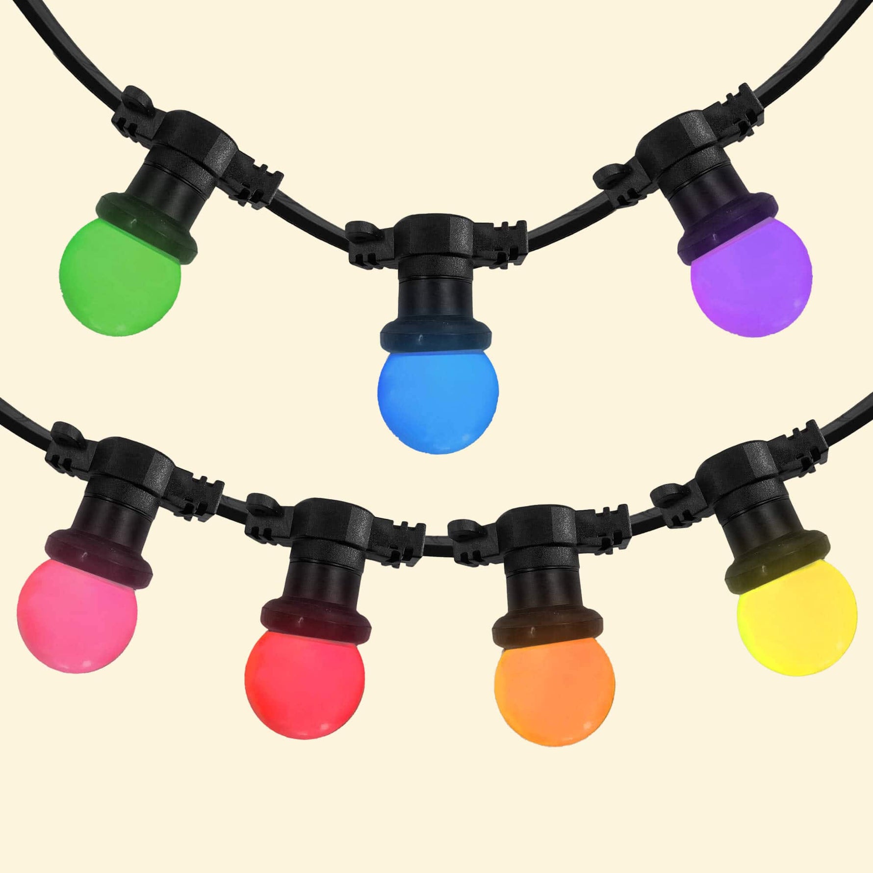 Guirnalda de luces exterior multicolor con bombillas redondas verdes, azules, violetas, rosas, rojas, naranjas y amarillas sobre cable negro.