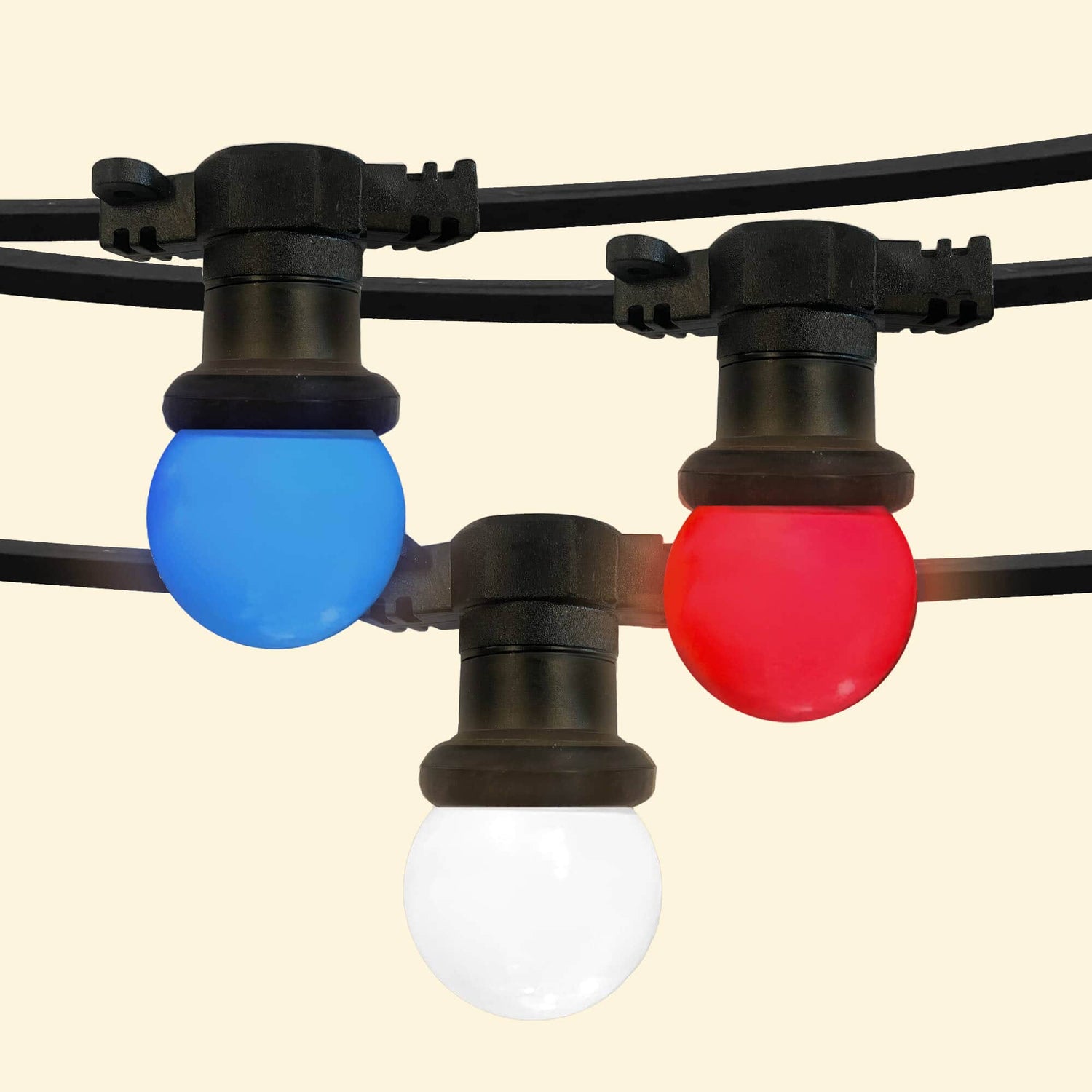 Guirlande lumineuse extérieure tricolore avec ampoules bleu, rouge et blanc, fixées sur un câble noir pour une décoration festive.