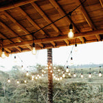 Guirlande lumineuse goutte suspendue sous une pergola en bois, diffusant une lumière chaude et conviviale pour illuminer les soirées en extérieur.