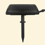 Panneau solaire noir pour guirlande lumineuse d’extérieur, monté sur un piquet pour une installation facile dans le sol.