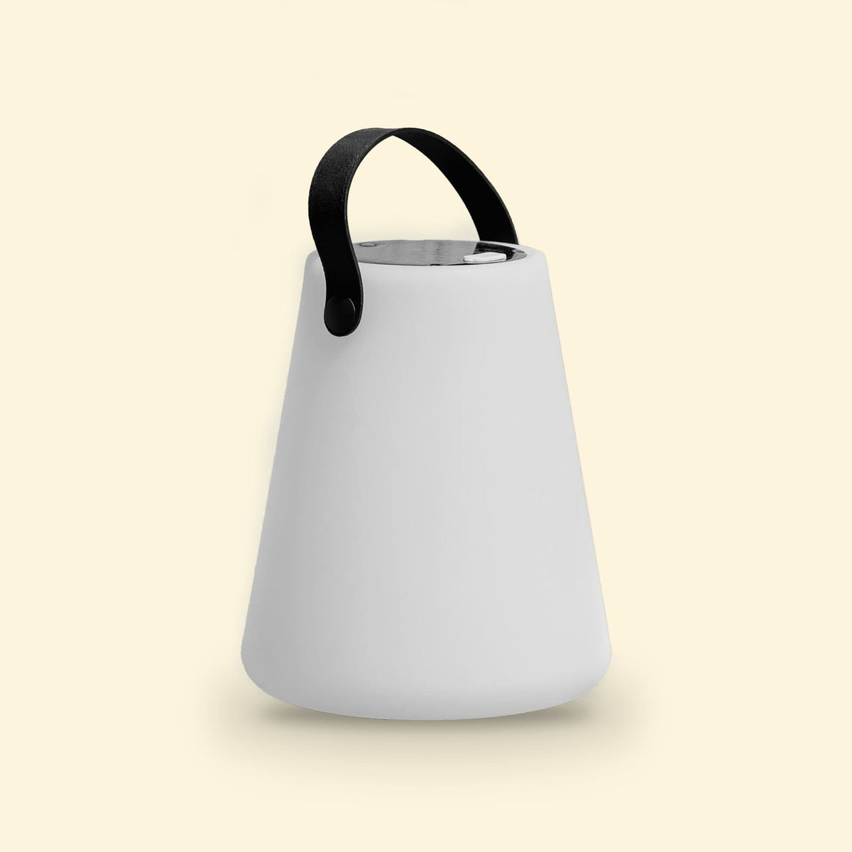 Lampe conique solaire éteinte, au design épuré blanc avec anse noire, posée sur un fond beige clair.
