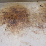 Vidéo montrant le nettoyage d’une plancha vivaplancha avec de l’eau versée sur la plaque chaude, puis raclée à la spatule.