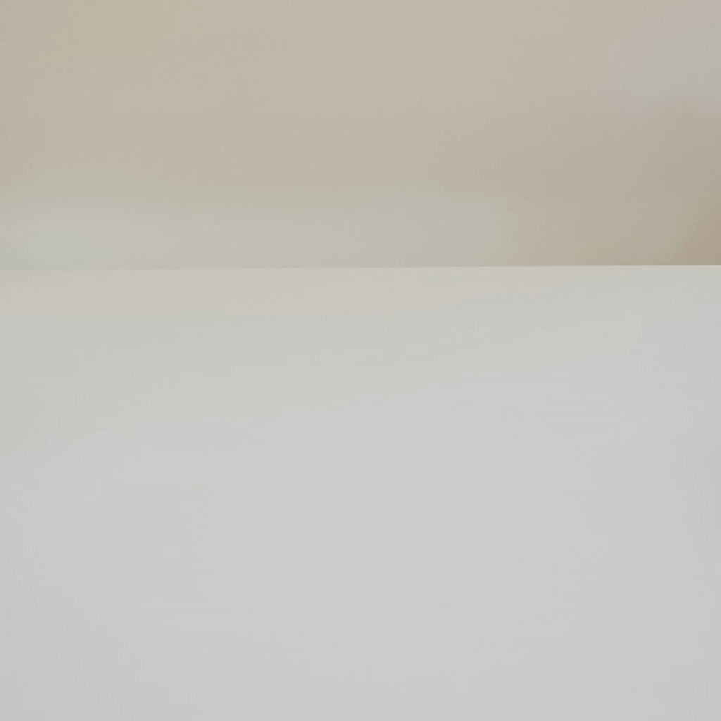 Vidéo montrant plusieurs bougies Totem S aux couleurs Rouge oxyde, Beige ivoire, Brun terre de sienne, Bleu marine et Vert d’eau. Les bougies sont disposées en piles puis allumées, révélant leurs mèches en bois et la flamme, avant de s’éteindre avec une légère fumée.