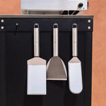 Spatule d'entretien Vivaplancha suspendue avec d'autres accessoires de cuisson